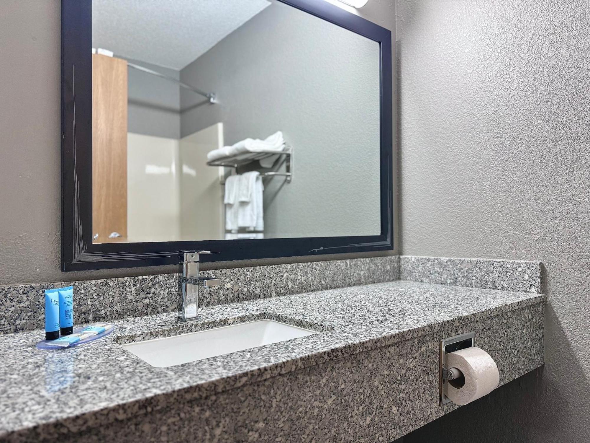 American Inn Cedar Rapids South Dış mekan fotoğraf